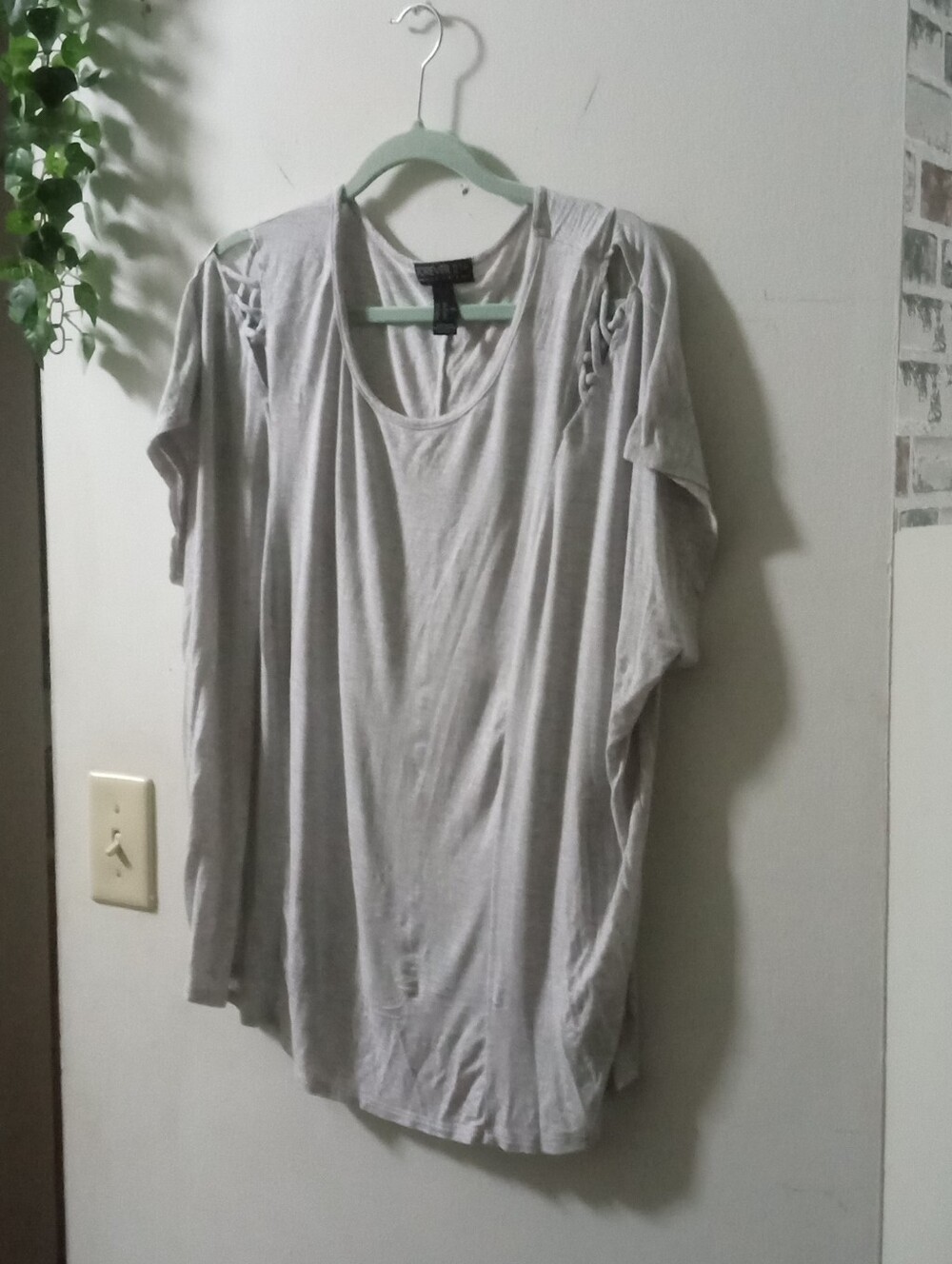 Forever 21 Light Gray Short Sleeve Cutout Shoulder Top
